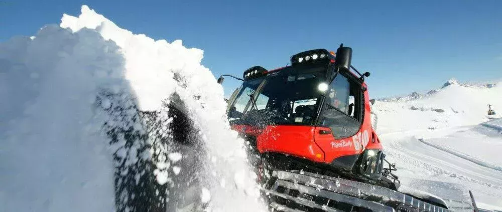 PistenBully 600 am Schnee schieben.