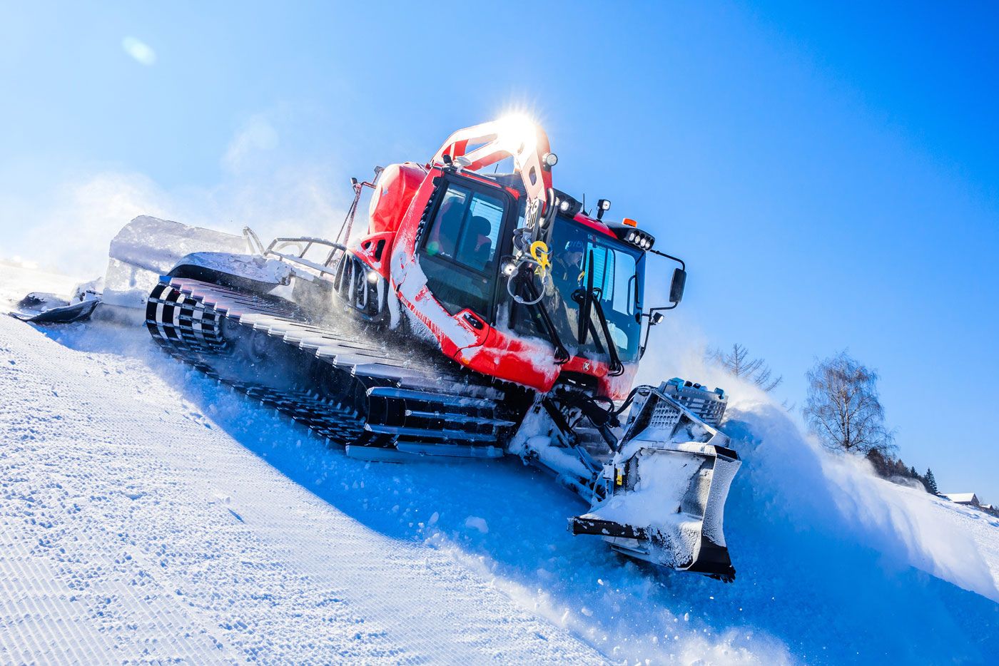 PistenBully 600 Polar W drives downhill.