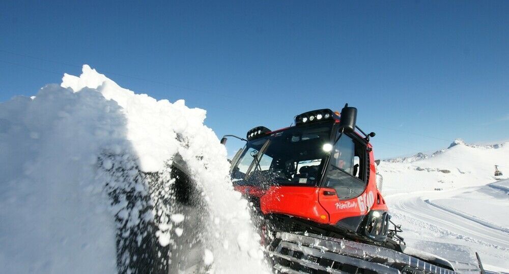 Le PistenBully 600 Polar pousse la neige avec la lame.