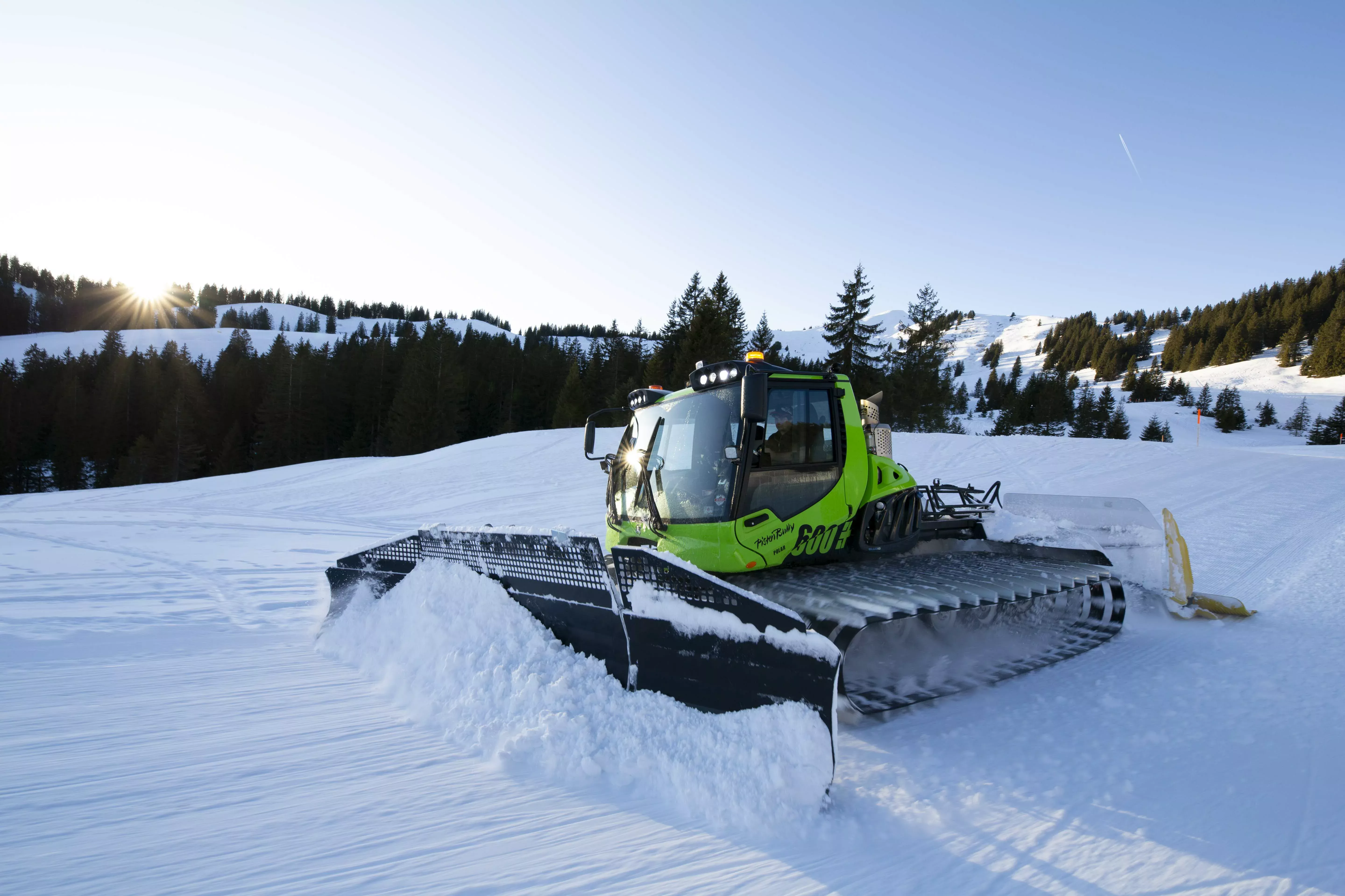 PistenBully 600 E+ : Véhicule diesel-hybride économique