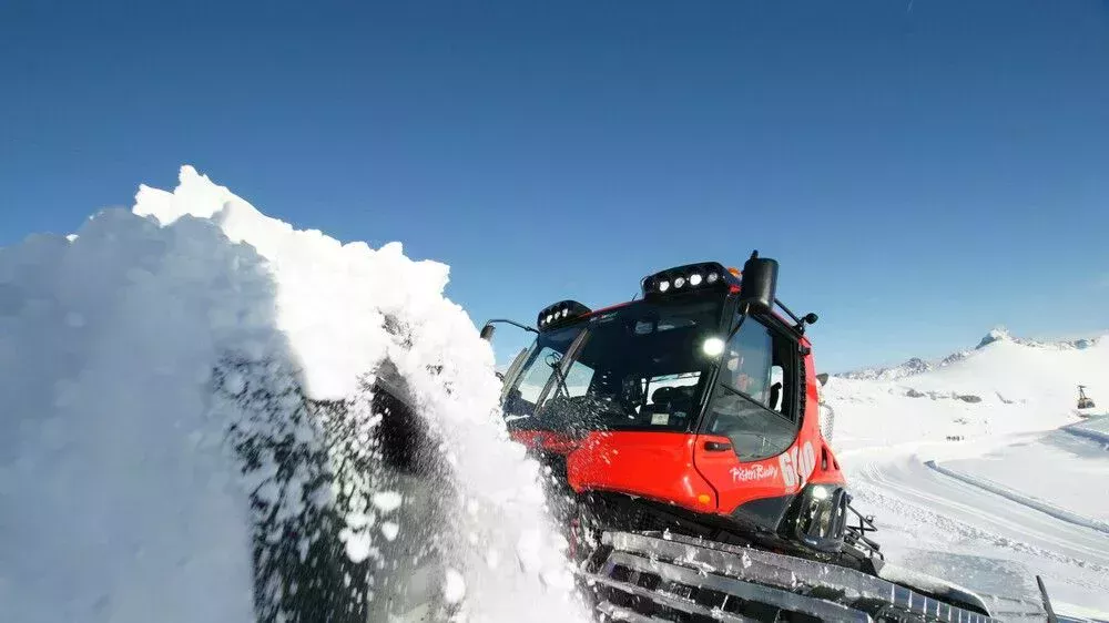 PistenBully 600 che spinge la neve.