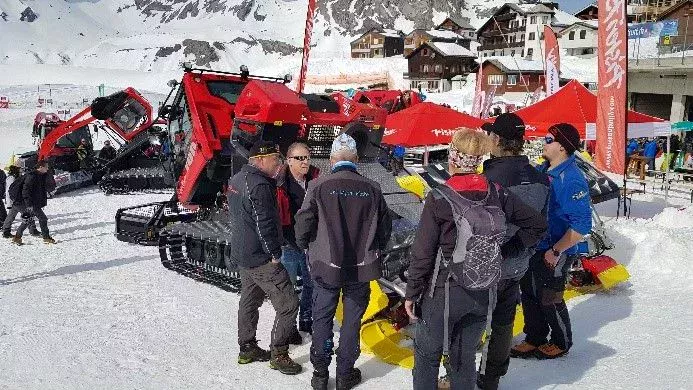 Snowexpo 2022 Livebegegnung vor dem PistenBully
