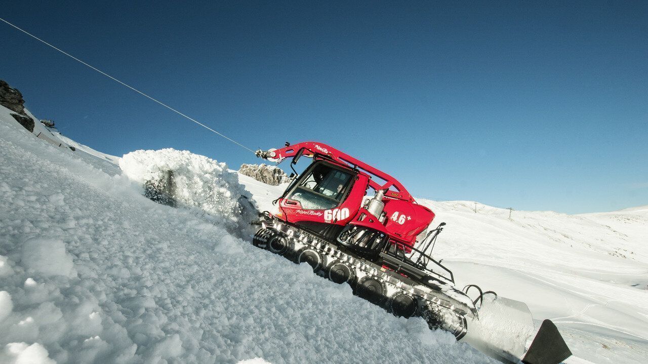 Le PistenBully 600 Polar W se hisse en haut de la montagne.