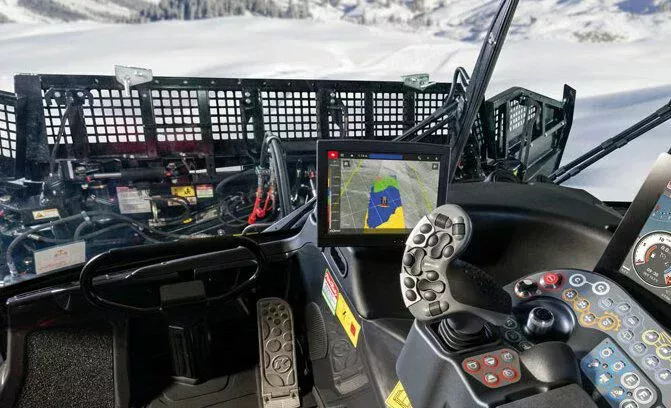 Die Bedieneinheit des Cockpits des PistenBully 400