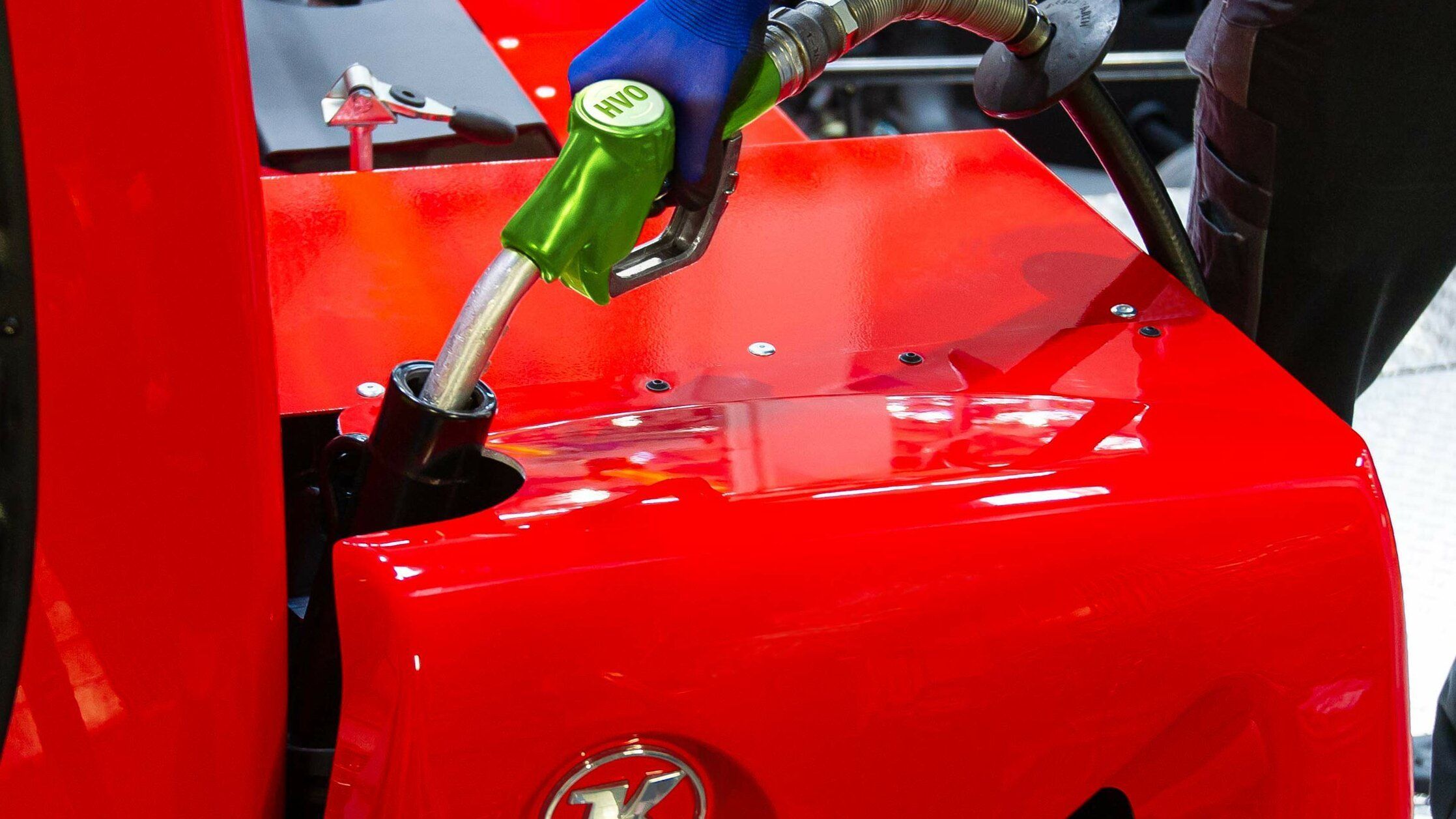 Un PistenBully viene rifornito di carburante HVO