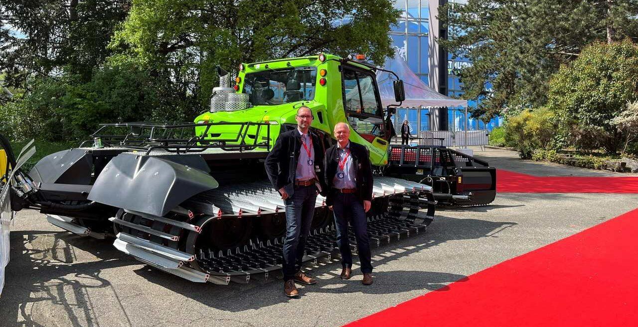 Sie haben die Stabübergabe gemeinsam gut vorbereitet: Werner Seethaler (rechts) mit seinem Nachfolger Alexander Dehm. Seethaler und Dehm vor PistenBully