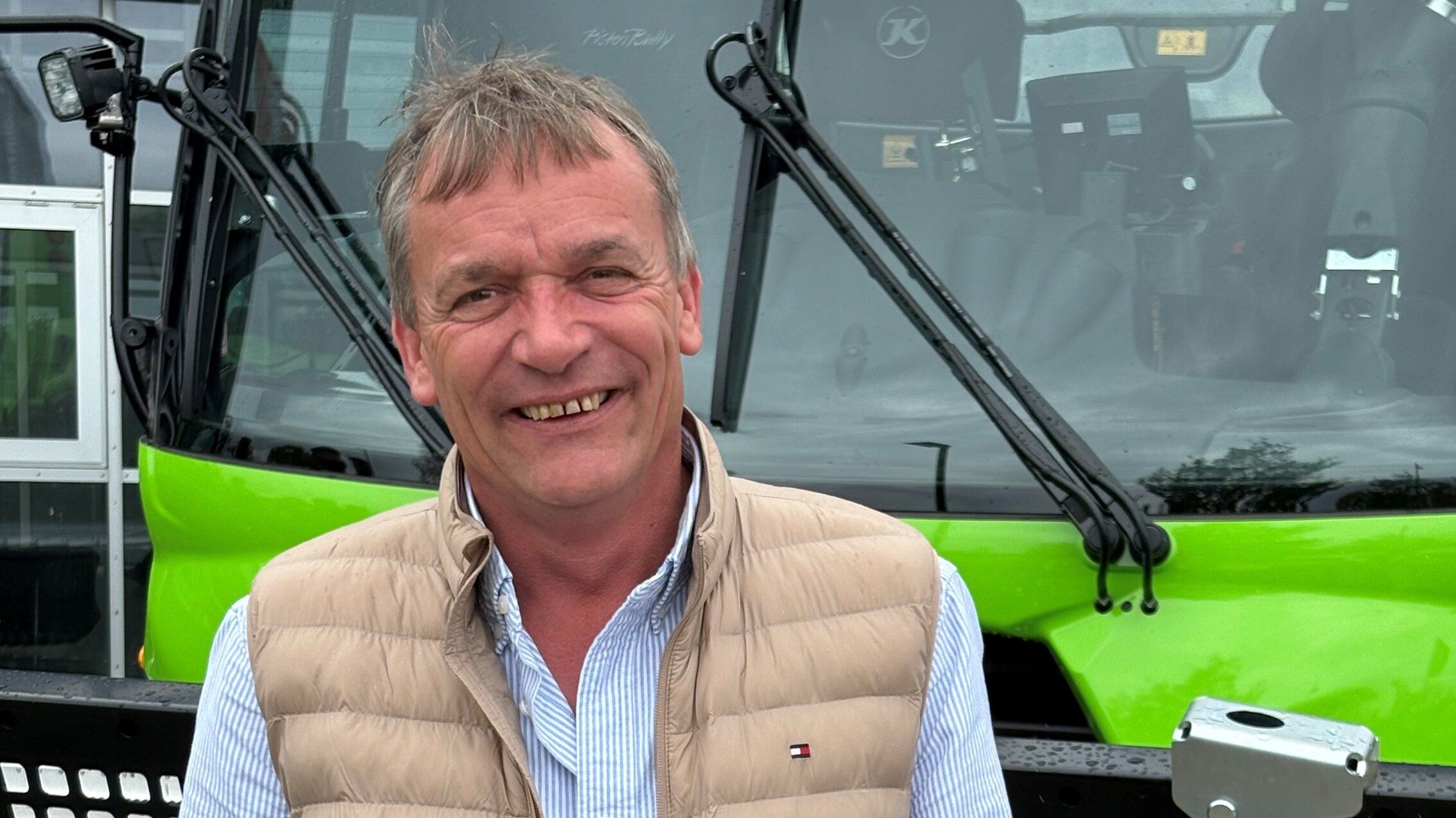 Mann vor PistenBully