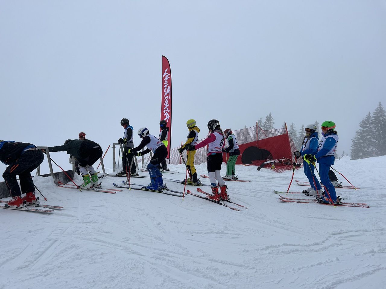 Die Kids fahren die Skicross Strecke hinunter