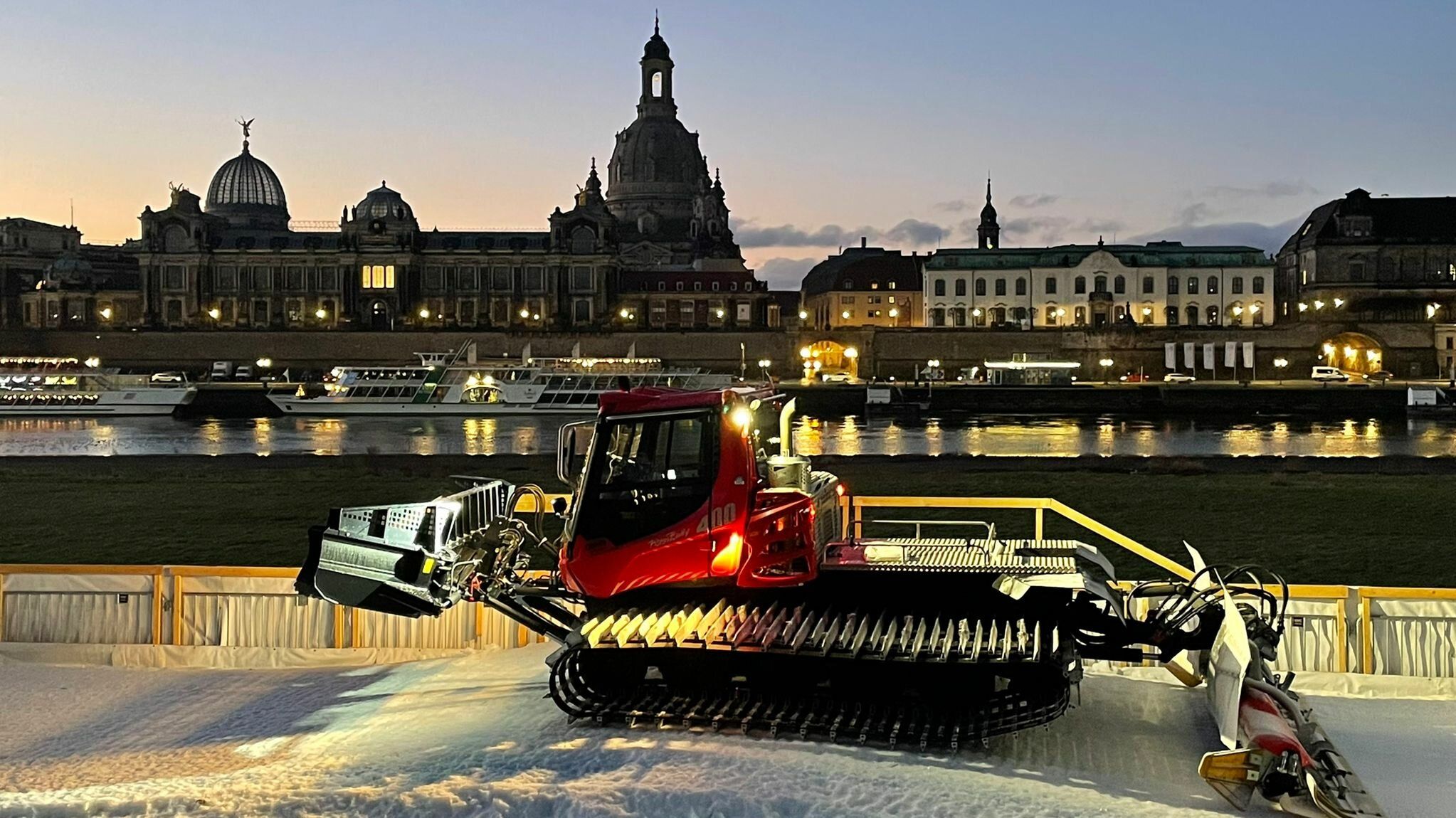 PistenBully am Elbufer in Dresden bei Nacht