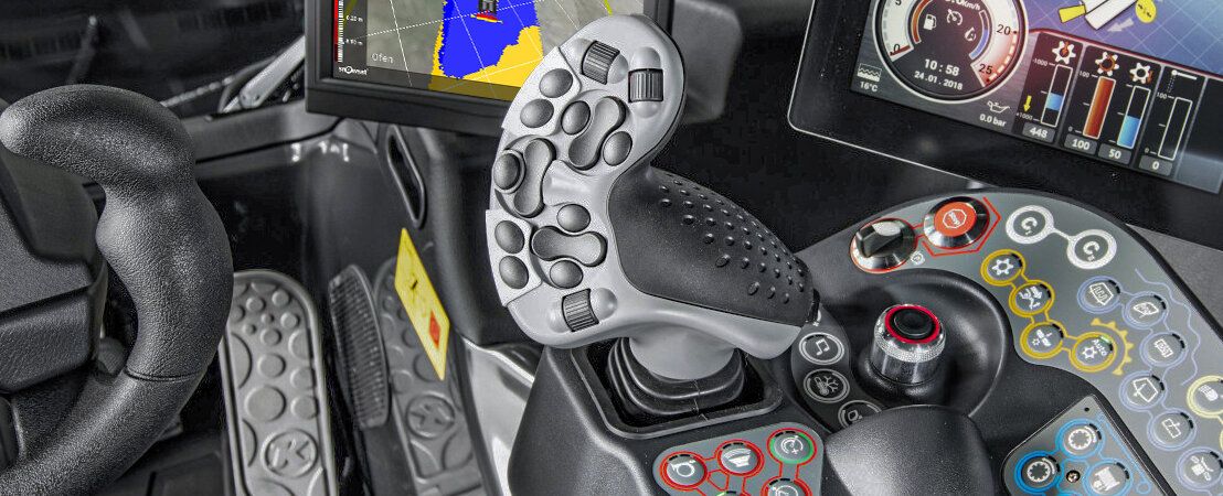 Der Joystick im Cockpit des PistenBully 600 Polar W.