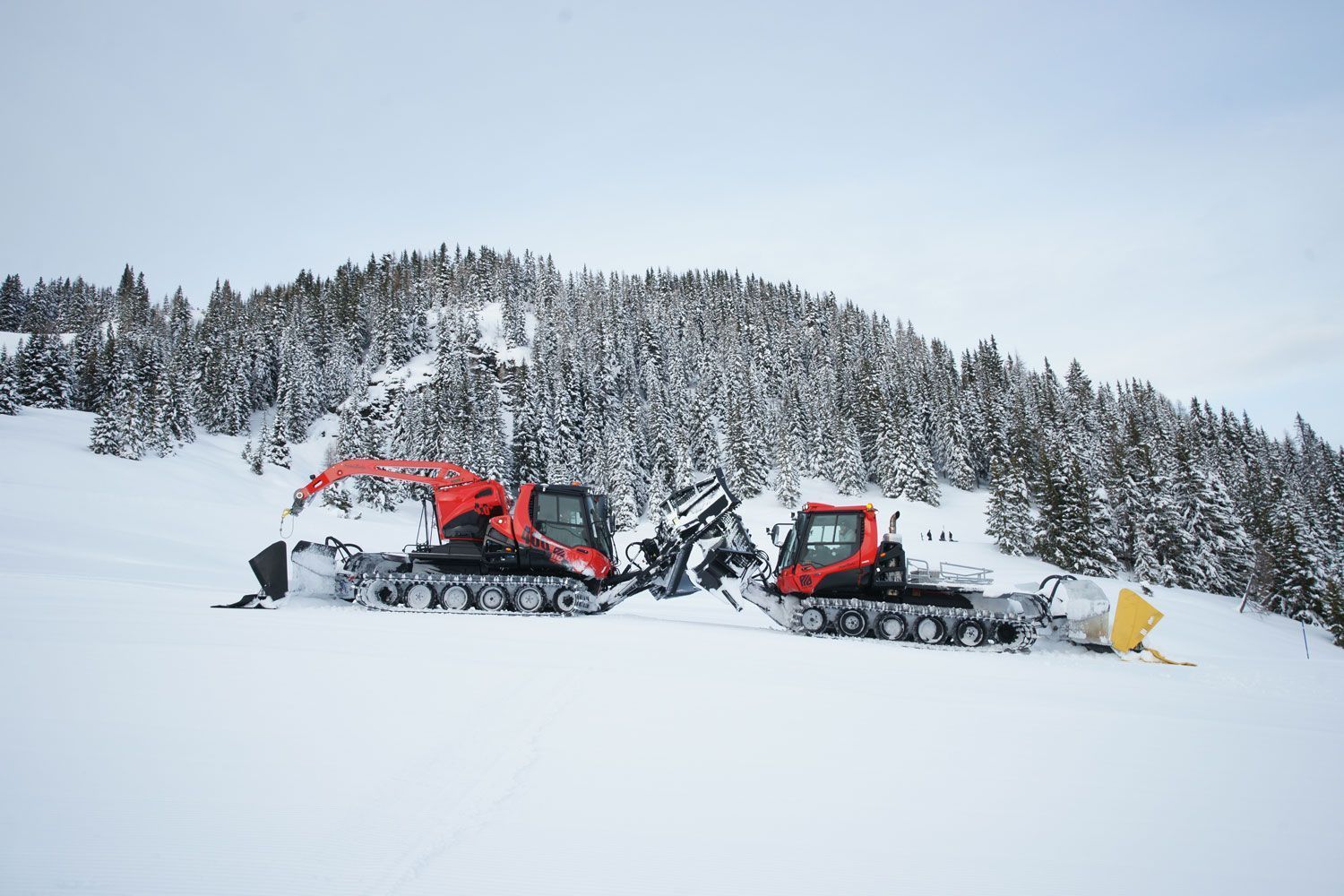 Léger et agile, même avec le treuil, le PistenBully 400 ParkPro W est l'outil parfait pour la préparation des pistes et des snowparks. 