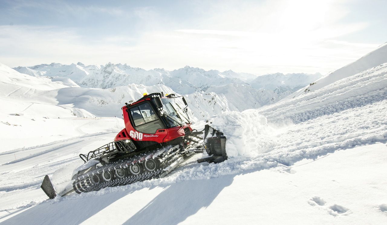 PistenBully 600 bei der Pistenpräparierung.