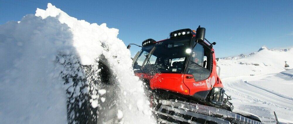 PistenBully 600 am Schnee schieben.