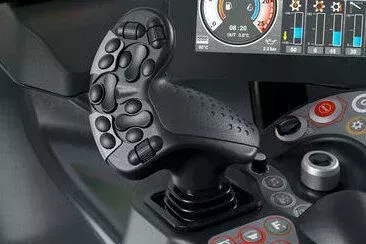 Der Joystick im Cockpit des PistenBully 800