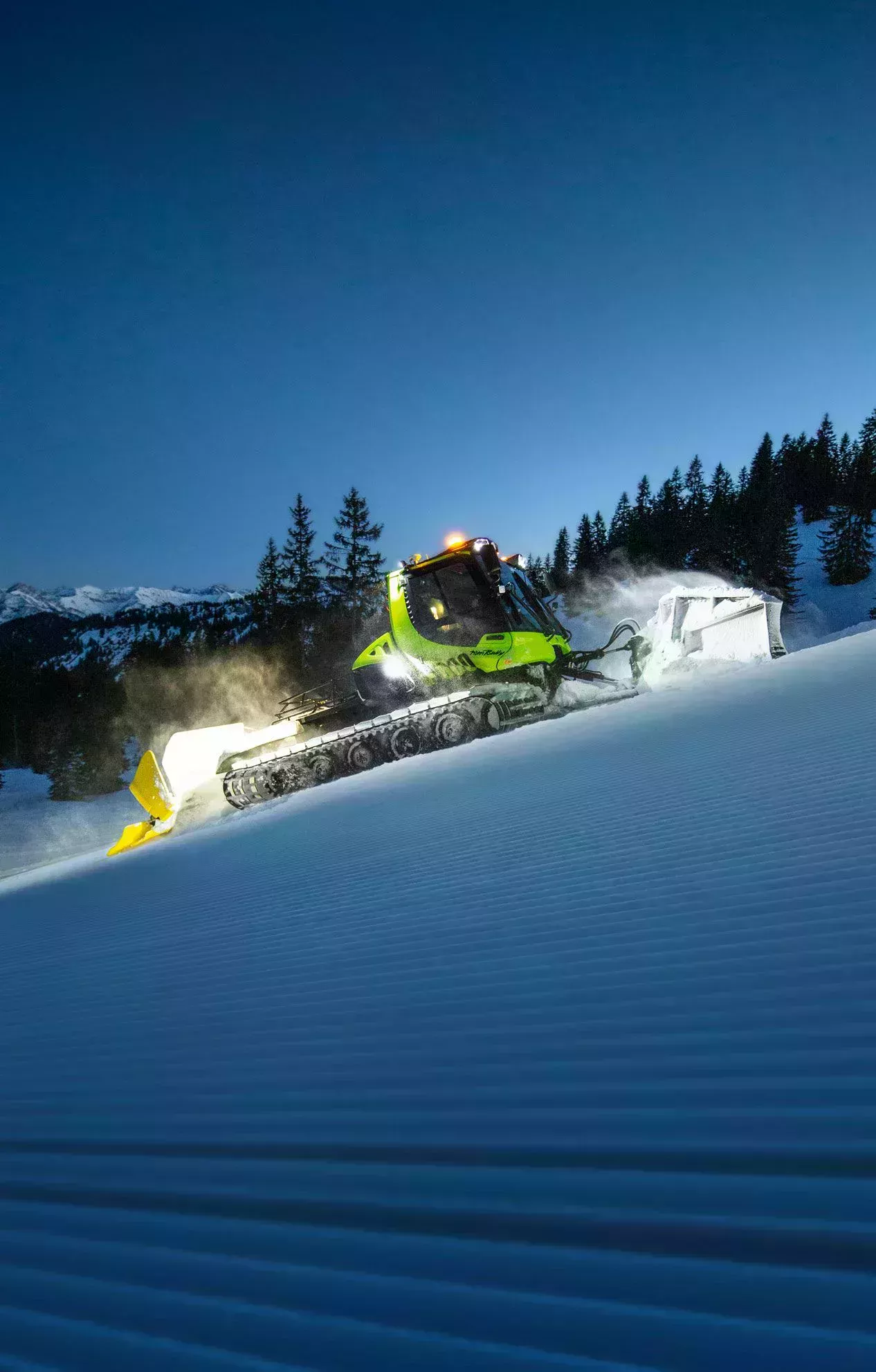 PistenBully 600 E+ : pushes snow up the mountain 