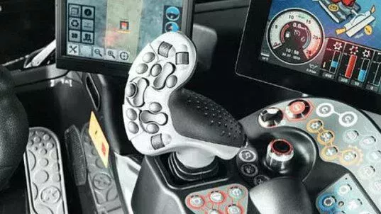 Le joystick dans le cockpit du PistenBully 600 E+.