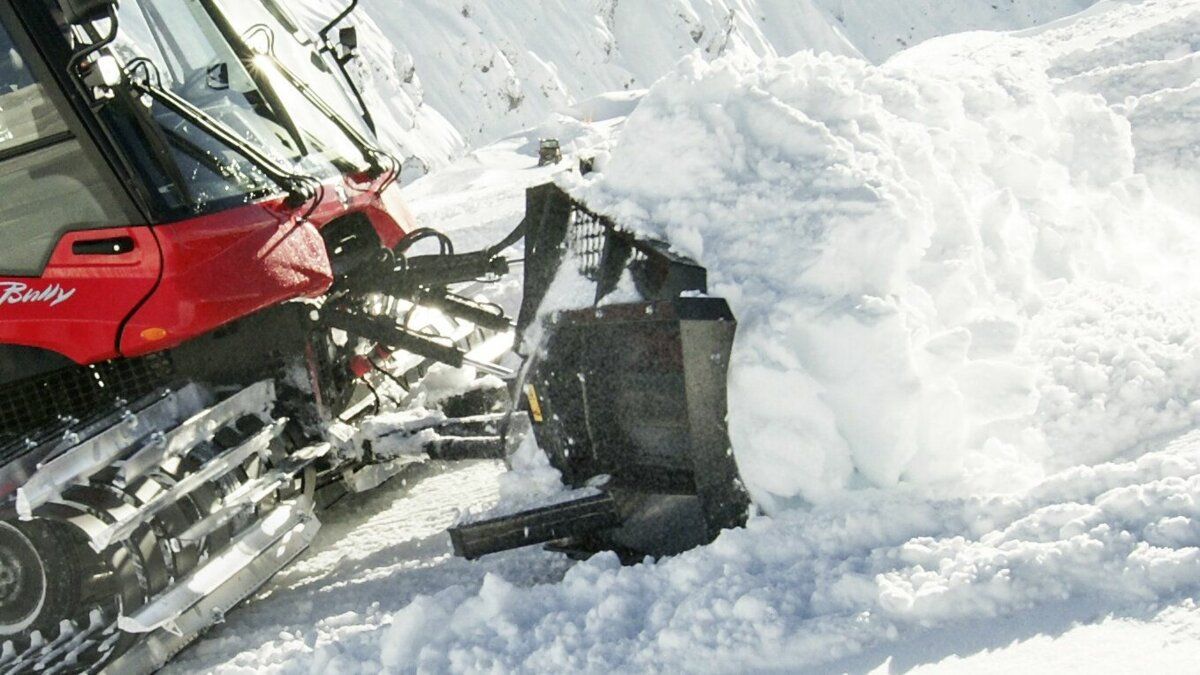 The 12-way blade of the PistenBully 600. 