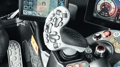 Der Joystick im Cockpit des PistenBully 600 E+.