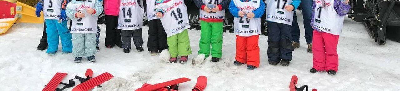 Die ersten Erfahrungen mit den Mini Ski machen allen viel Spaß!