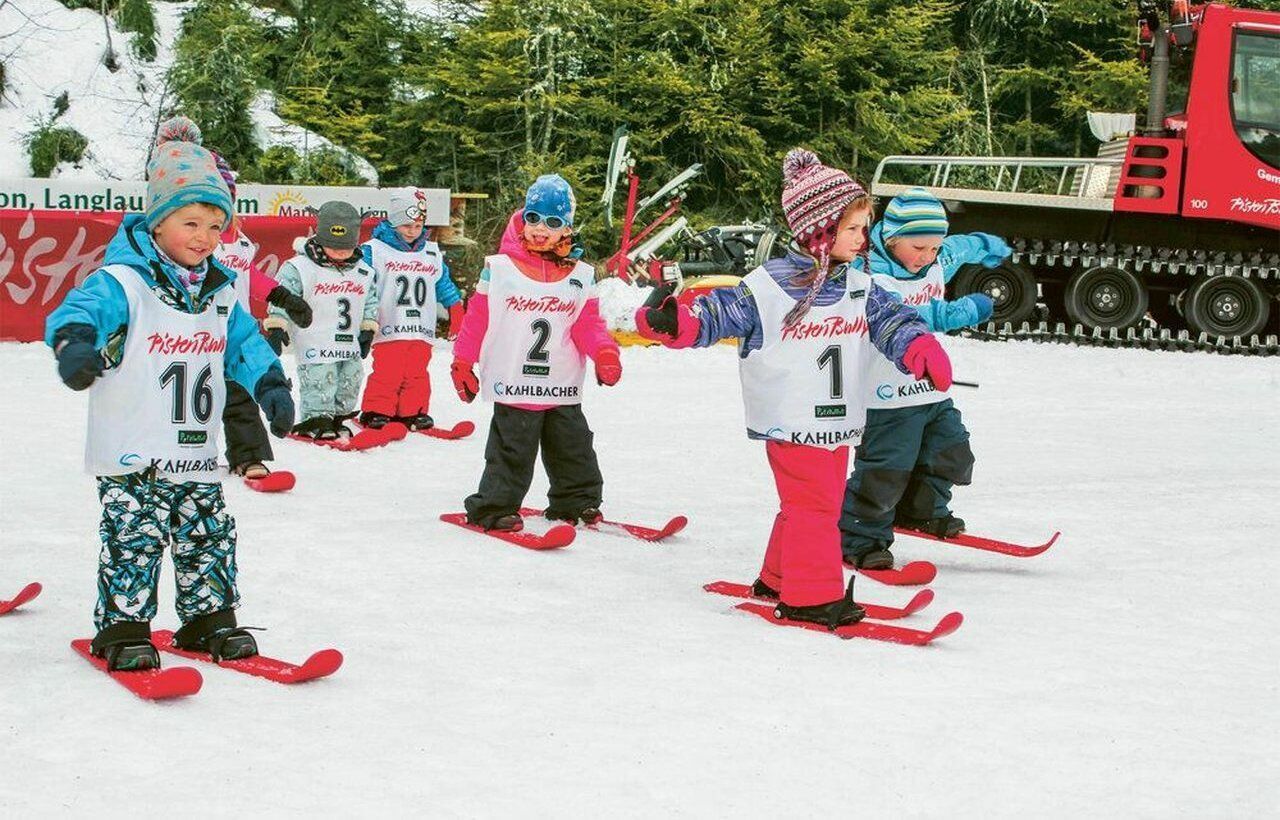 Die ersten Erfahrungen mit den Mini Ski machen allen viel Spaß!