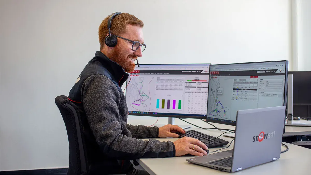 A Manager using SnowSat Desktop for fleet management.
